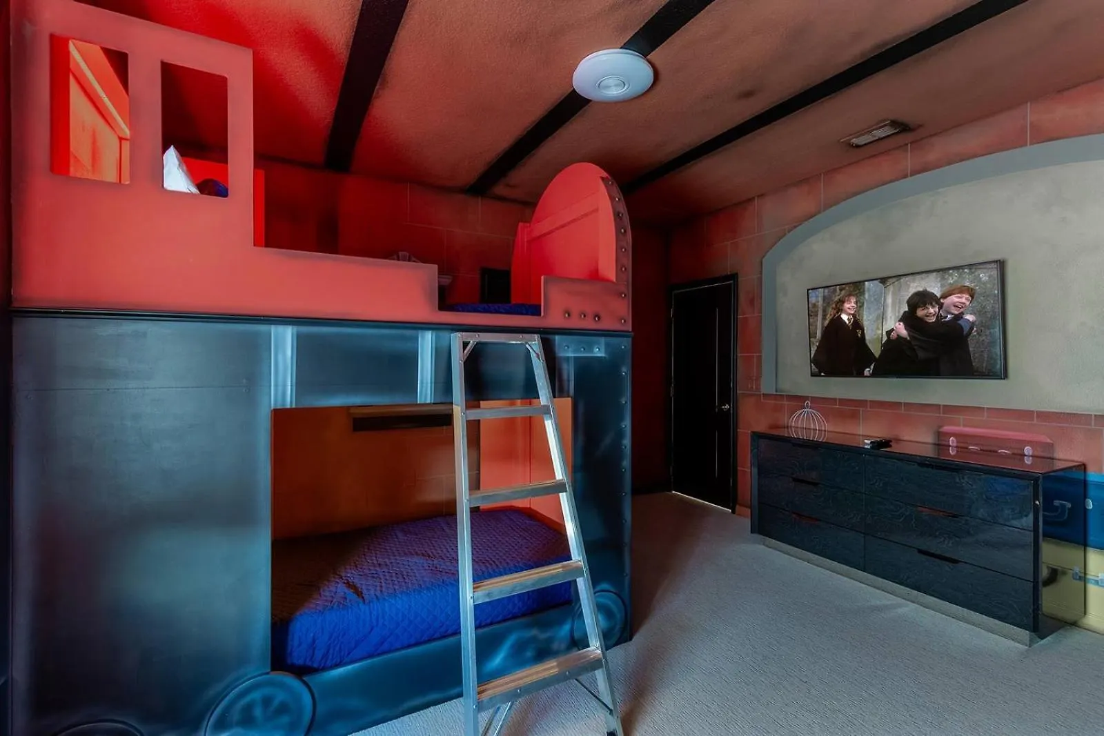 Trendy Villa With Treehouse Br, Arcade & Game Loft Davenport