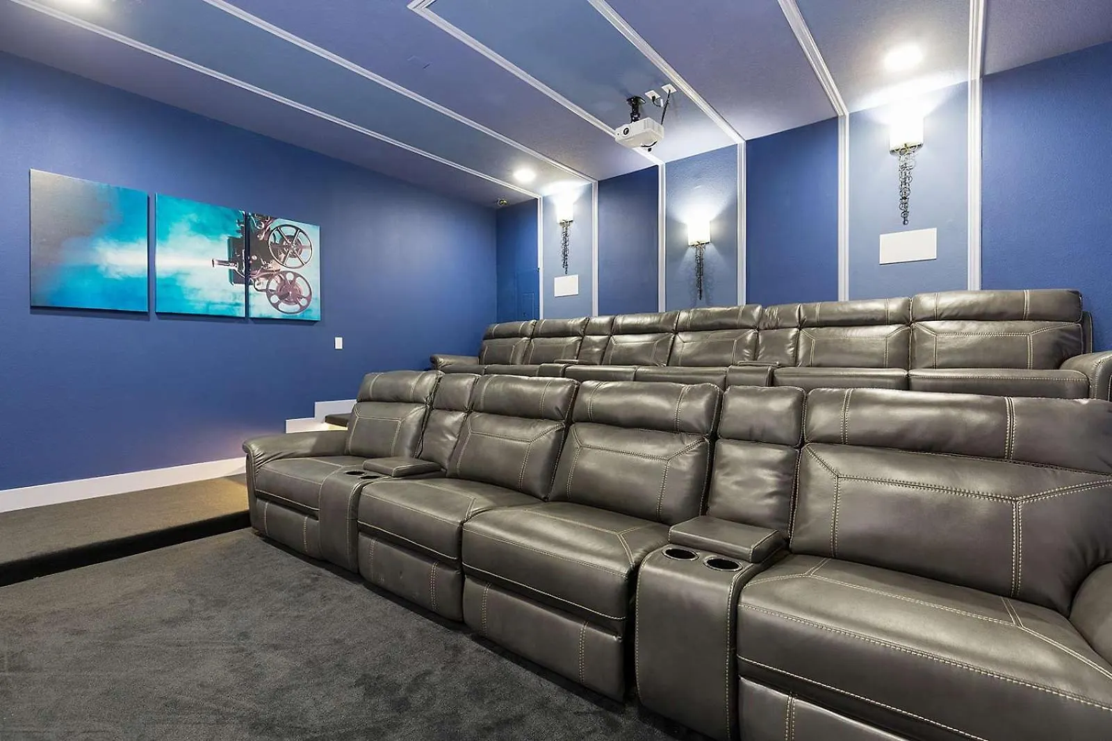 Trendy Villa With Treehouse Br, Arcade & Game Loft Davenport USA