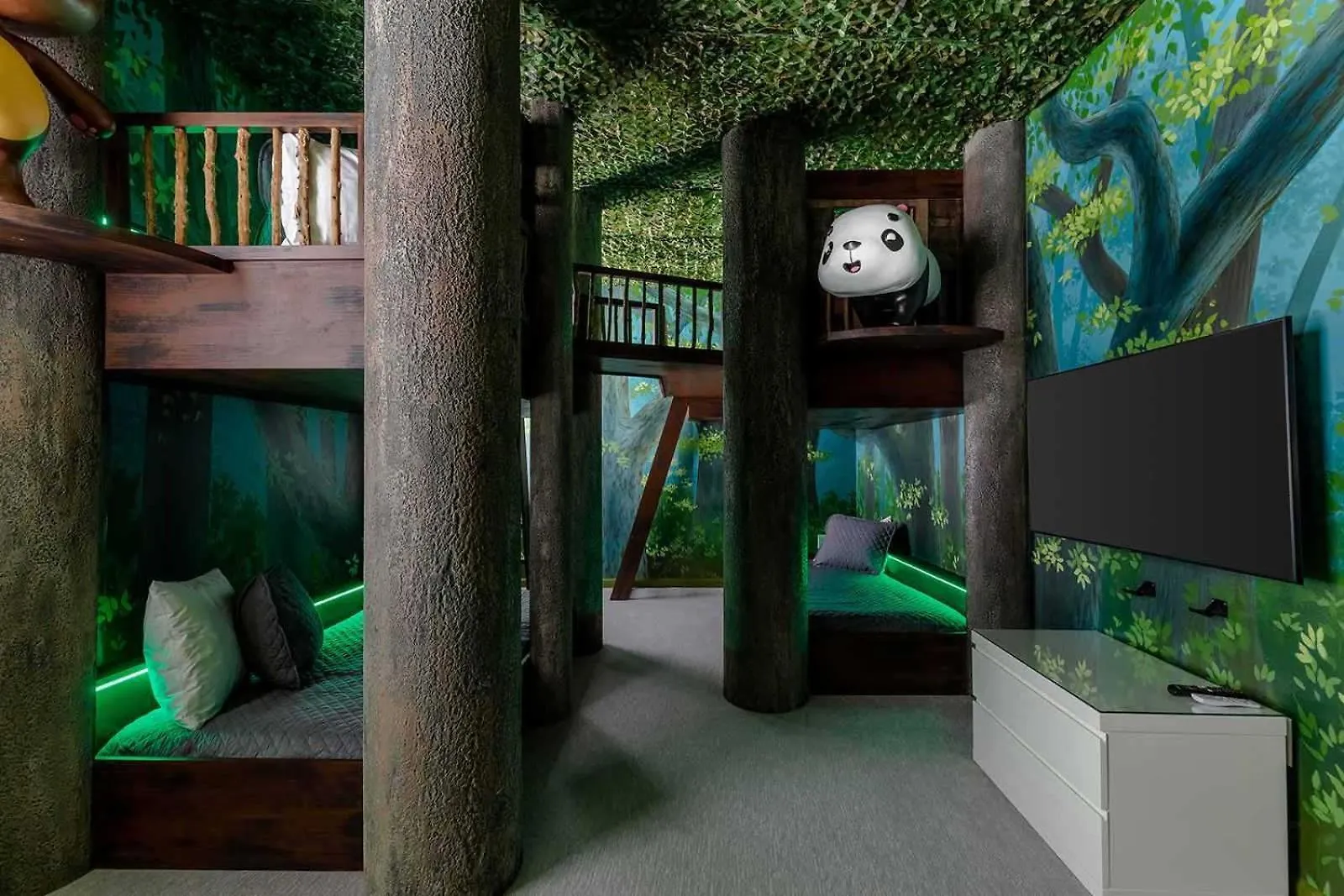 Trendy Villa With Treehouse Br, Arcade & Game Loft Davenport 0*,  USA