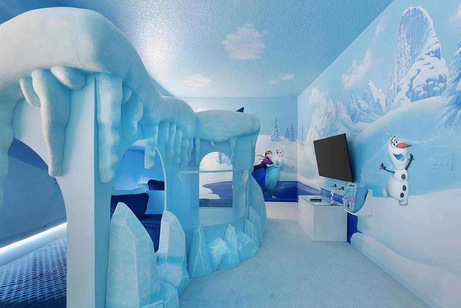 Trendy Villa With Treehouse Br, Arcade & Game Loft Davenport