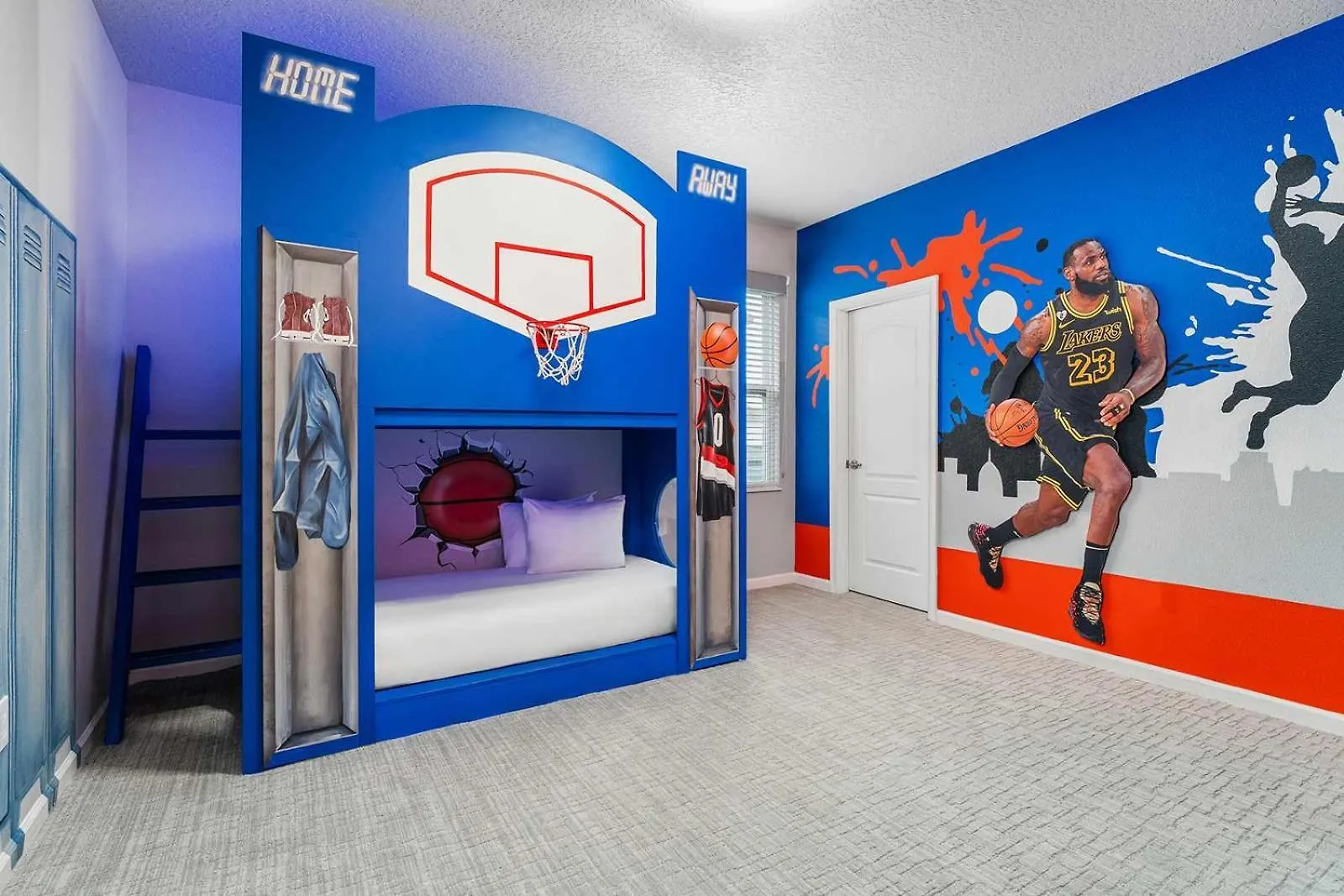 Trendy Villa With Treehouse Br, Arcade & Game Loft Davenport USA