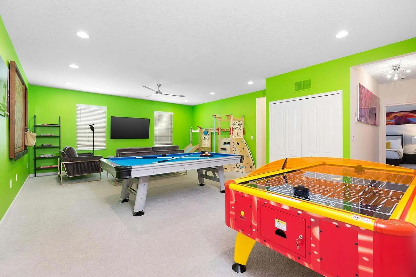 Trendy Villa With Treehouse Br, Arcade & Game Loft Davenport